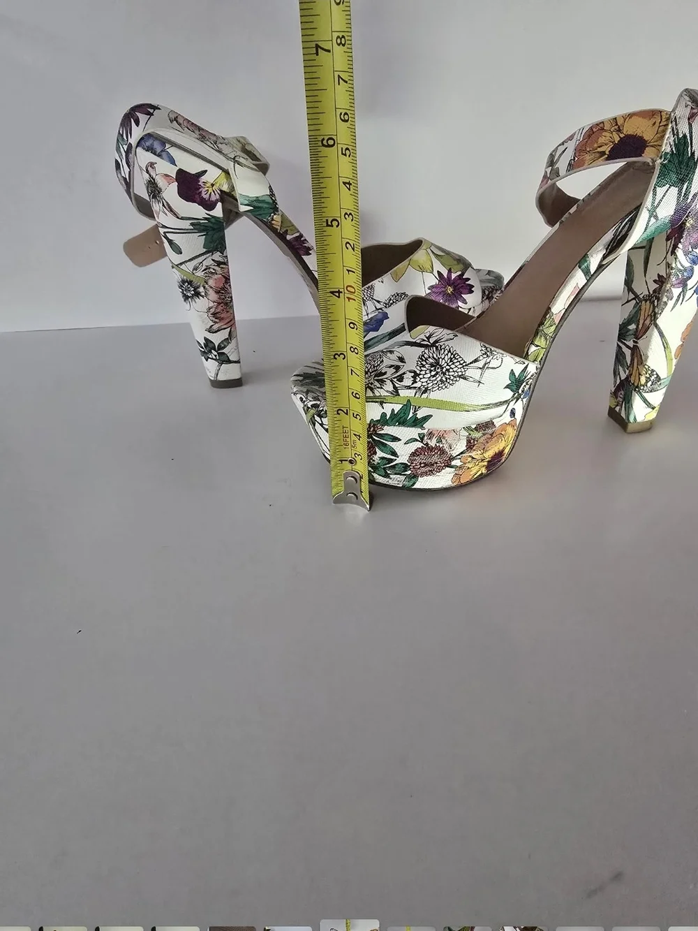 Delicious White Floral Platform Block Sandals with Ankke Strap, Size 7 1/2